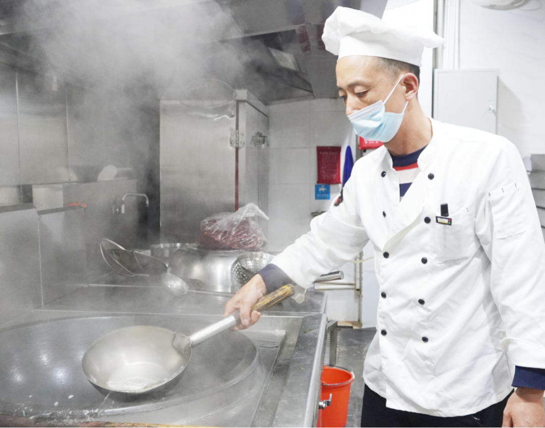 【yl23455永利官网药业30周年人物专访】同心30载 同行yl23455永利官网人——（三十三）杨义：让大家吃饱吃好 全身心投入到工作中